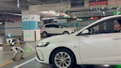  نمایش قدرت ربات چینی؛ کشیدن ماشین سه تُنی در مقابل چشم‌ها + ویدیو