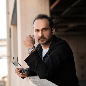 بیوگرافی علی تقوازاده بازیگر نقش سینا در سریال آوای باران +عکس و همسر - ویدائو مگ