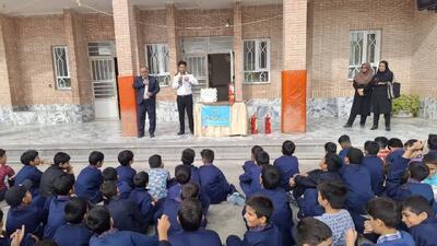  گرامیداشت هفته پدافند غیرعامل در برخی از مدارس نیشابور + عکس