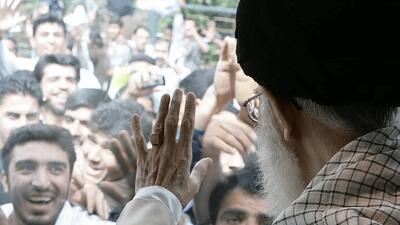  وقتی رهبر انقلاب اصفهان را در آغوش گرفت