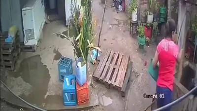  لحظۀ وحشتناک بلعیده شدن یک زن توسط چاه