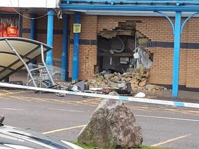  سرقت خودپرداز با جرثقیل از فروشگاه زنجیره‌ای لندن (فیلم)