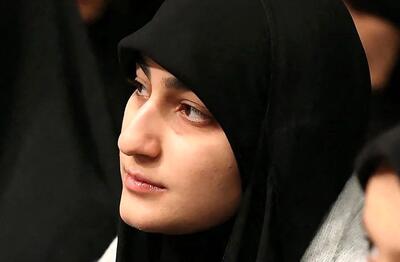  همسر و دختر سردار سلیمانی در حال گفتگو با رهبر انقلاب؛ سال 1402