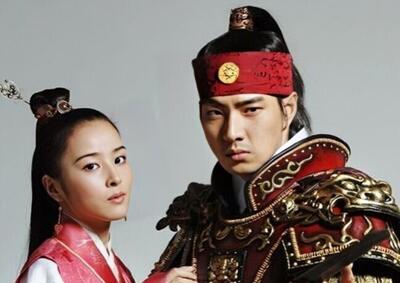  تاریخ وبگردی | بازیگران نقش اول سریال جومونگ کنار همسران شان بیرون سریال