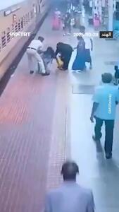  ببینید؛ لحظه نجات معجزه‌آسای زن میان قطار و سکو