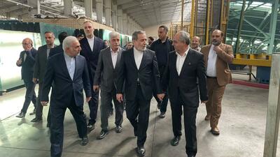  وزیر امور خارجه از کارخانه شیشه آذر در استان آذربایجان شرقی بازدید کرد