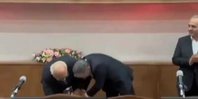  ابراز ادب و احترام عراقچی  وزیر امور خارجه به استادش