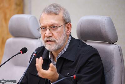  علی لاریجانی: برخی از زعمای سیاسی کشور هنوز حساسیت و خطیر بودن موقعیت فعلی را درک نکرده‌اند و به راحتی با یکدیگر جدال می‌کنند/ باید از اختلافات عبور کنیم و برای تقویت انسجام ملی تلاش کنیم