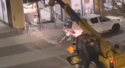  ببینید | لحظه سرقت دستگاه خودپرداز با جرثقیل از داخل فروشگاه!