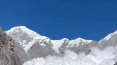  بهمنی از کوه های هیمالیا در نزدیکی یک اردوگاه کوهنوردی در نپال فرود آمد.