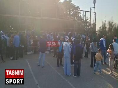  شعار حمایتی بانوان هوادار استقلال از آبی‌پوشان پیش از شروع دیدار با آلومینیوم اراک