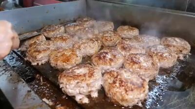  غذای خیابانی کره؛طرز پخت استیک به روش مادربزرگ‌های سئولی (فیلم)