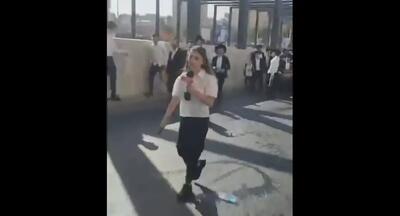  هجوم دسته‌جمعی به خانم خبرنگار به دلیل رعایت نکردن حجاب (فیلم)