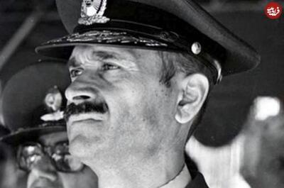  قابی دیده نشده از رهبر انقلاب با لباس رزم در کنار فرمانده ارتش