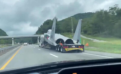  تصاویر خبرساز از حمل‌و‌نقل جنگنده F15 وسط اتوبان!