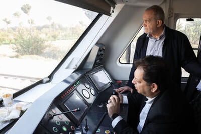  تصاویری خاص از پزشکیان هنگام بازدید از راه‌آهن تهران