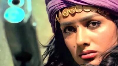  زمان عکس گردی| چهره جنجالی «آرام و جلال پیشواییان» در پشت صحنه سریال غارتگران؛ سال 1356