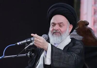  امام جمعه قم: دشمن با فضای مجازی به دنبال تضعیف روحیه انقلابی در جامعه است