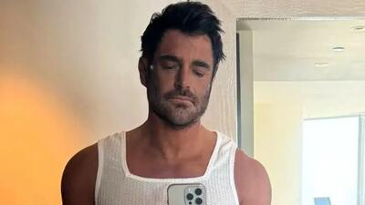  رضا گلزار با استایلی متفاوت؛ پیراهن چروک و موهای آشفته جلوی آینه!