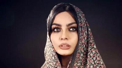  تصویری از صحرا اسداللهی در حال احترام به حکمت خدا