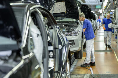  تعرفه‌های ترامپ غول خودروسازی اروپا را زمین‌گیر کرد/ ضرر ۱.۳ میلیارد یورویی