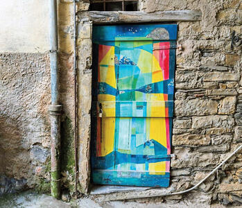  گالری نقاشی در کوچه‌های روستا | روایت هنرمندانی که دیوار و در را به جای بوم نقاشی انتخاب کردند