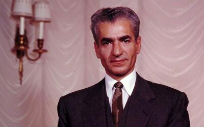  سفر در زمان؛ «محمدرضا پهلوی» در حال ورود به مراسم عروسی‌اش در کاخ مرمر تهران؛ سال 1329/ عکس