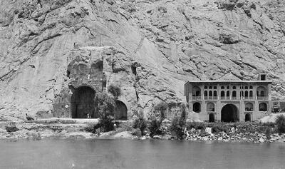  خاطرات ناصرالدین‌شاه: ران اسب حجاری‌شده در طاق‌بستان را نمی‌دانم کدام پدرسوخته شکسته است