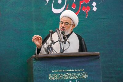  امام جمعه بندرعباس: مسئولان با تدبیر مانع گرانی‌های غیرطبیعی شوند