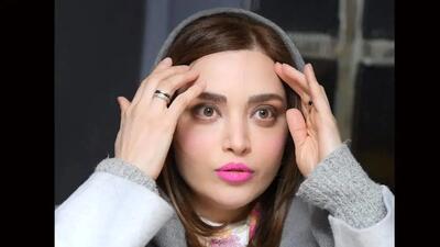  عکس قدیمی بهنوش طباطبایی ۲۱ سال پیش در تلویزیون + چقدر با الانش فرق داره!