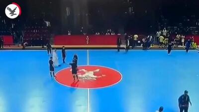 فیلم/ تهدید به قتل بازیکنان فوتسال ایران توسط گزارشگر افغان!