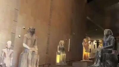  هزاران مصری در روز قبل از افتتاح موزه بزرگ مصر در کنار آن عکس می‌گیرند