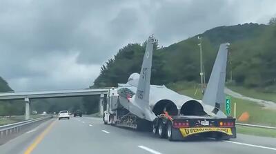  تصاویر خبرساز از حمل‌و‌نقل جنگنده F15 وسط اتوبان!