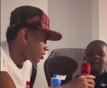  لامین یامال و خواندن آهنگ جام جهانی 2010 با کمک برادرش