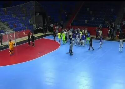  درگیری شدید بازیکنان و مربیان ایران و افغانستان