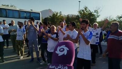  تشویق هواداران ملوان مقابل ورزشگاه فولادشهر