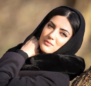  هلیا امامی با تیپ رسمی آمد/ عکس