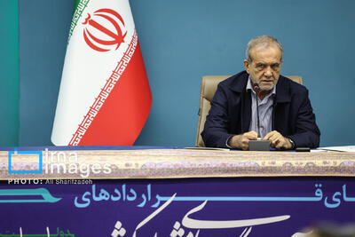  عکس/ امضای قرارداد جمع‌آوری گازهای مشعل میدان‌های نفتی با حضور رئیس‌جمهور
