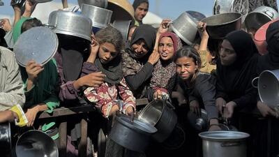  عکس/ توزیع غذای گرم بین فلسطینی‌های آواره