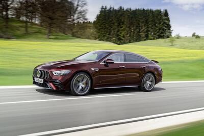  فصل پاییز با مرسدس بنز AMG GT 43 به رنگ روبی لایت قرمز!