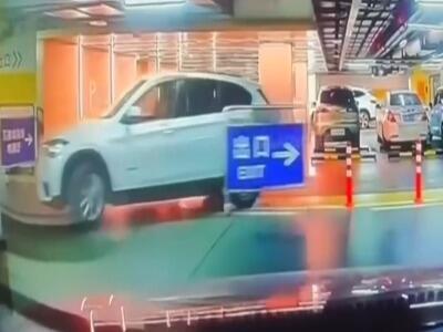  جابجا شدن اتفاقی تابلو مسیر خروج پارکینگ