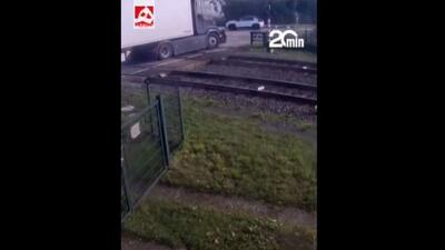  کامیون پودر شد! | لحظه تصادف قطار و کامیون در هلند