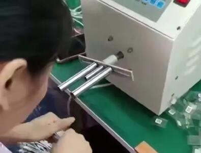  نحوه پیچیدن و بسته‌بندیِ کابلِ شارژر موبایل در کارخانه (فیلم)