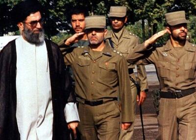  رهبر انقلاب در حال اعطای مدال به صیاد شیرازی