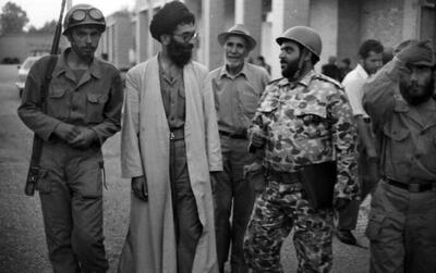  حضور رهبر انقلاب میان سیل‌زدگان در تابستان ۵۷