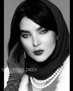  عکس/ چهره جذاب سارا رسول زاده با گردنبند لاکچری و دستکش | اقتصاد24