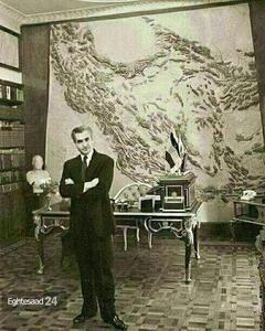  عکس/ چهره متفاوت محمدرضا پهلوی ۶۵ سال پیش در جلوی نقشه ایران در دفتر کارش | اقتصاد24