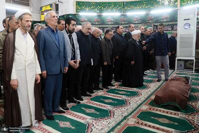  عکس/ اقامه نماز عبدالله نوری بر پیکر برادر سیدمصطفی تاجزاده | اقتصاد24