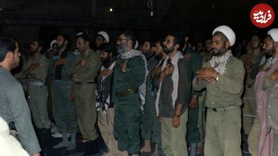  عکس/ چهره دیده نشده رهبری ۳۹ سال پیش در حال سینه زنی با لباس نظامی | اقتصاد24