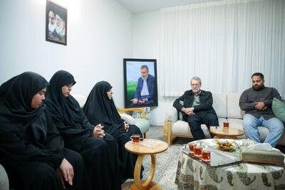  حضور علی لاریجانی در منزل خانواده‌ شهید حاج رمضان + عکس